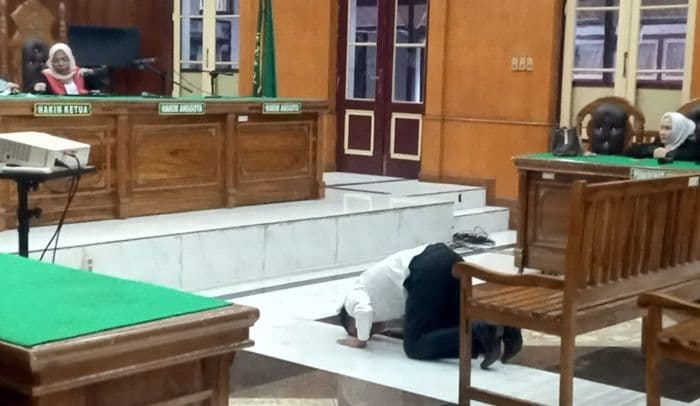 Eks Kabag Pemkab Madina Menangis dan Sujud Usai Divonis Bebas