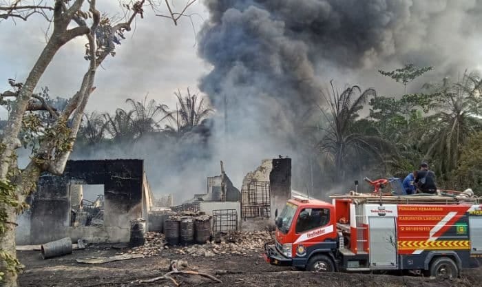 Kebakaran Hanguskan Tempat Penyimpanan Minyak Mentah Tradisional di Langkat