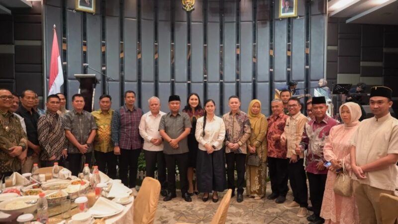 Dr. H. Sugiat Santoso Resmi Sandang Gelar Doktor, Ade Jona dan Bunda Yin: Semoga Ilmu Bermanfaat untuk Masyarakat