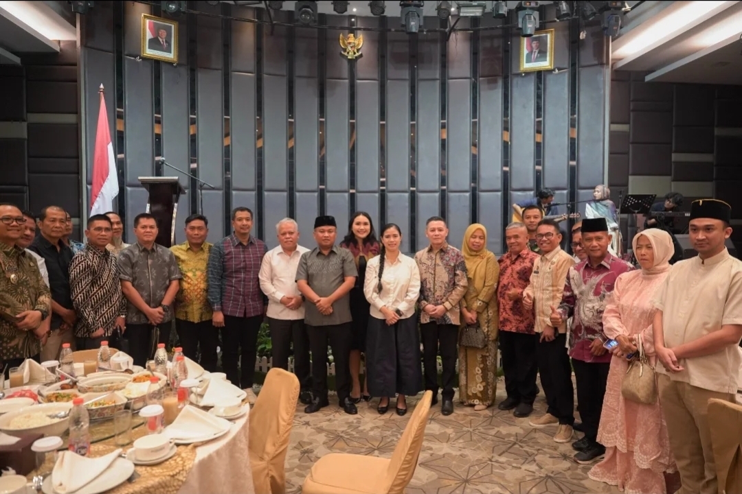 Dr. H. Sugiat Santoso Resmi Sandang Gelar Doktor, Ade Jona dan Bunda Yin: Semoga Ilmu Bermanfaat untuk Masyarakat