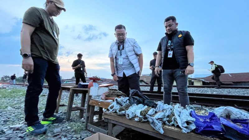 Polrestabes Medan Ratakan Bantaran Rel KA Medan – Kualanamu yang Jadi Sarang Narkoba 3 Kg Ganja, Sejumlah Paket Sabu, Hingga Beragam Senjata Disita