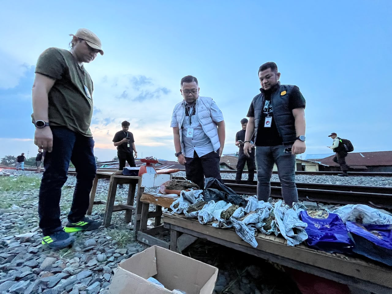 Polrestabes Medan Ratakan Bantaran Rel KA Medan – Kualanamu yang Jadi Sarang Narkoba 3 Kg Ganja, Sejumlah Paket Sabu, Hingga Beragam Senjata Disita