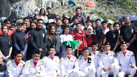 Dindaanwar dan Ribuan Pendaki Kibarkan Merah Putih di Gunung Sibayak, Semangat Kemerdekaan Menggema