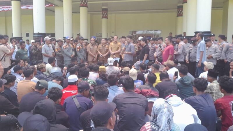 Ratusan Warga Dalihan Natolu Demo di Kantor Bupati Palas, Tuntut Tanah Adat Dikembalikan
