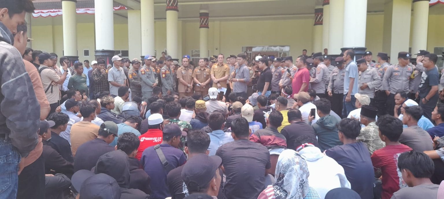 Ratusan Warga Dalihan Natolu Demo di Kantor Bupati Palas, Tuntut Tanah Adat Dikembalikan