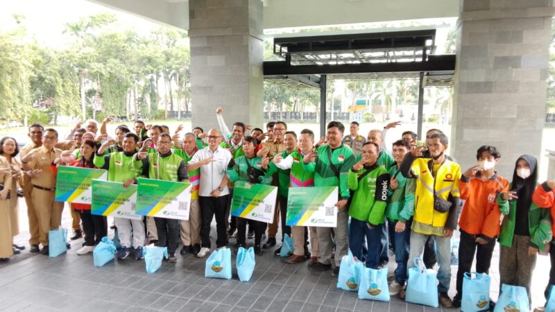 KOJIRA Dampingi Bupati Deli Serdang Serahkan Kartu BPJS Ketenagakerjaan kepada Pengemudi Ojol