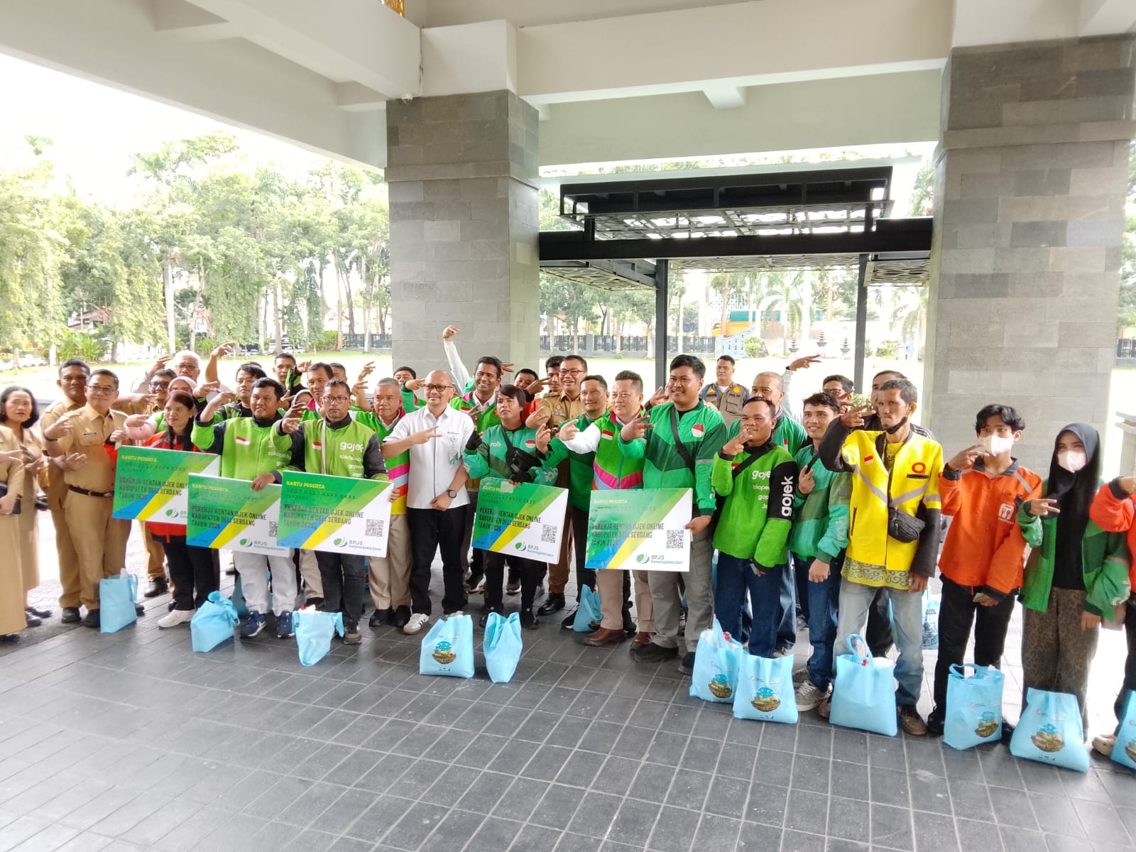 KOJIRA Dampingi Bupati Deli Serdang Serahkan Kartu BPJS Ketenagakerjaan kepada Pengemudi Ojol
