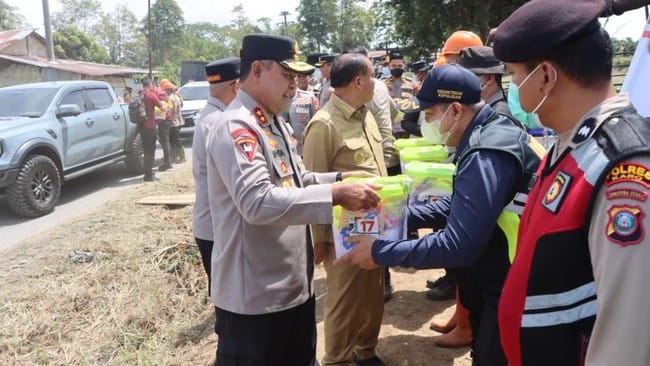 Polda Sumut Kerahkan Tim Dokkes Bantu Warga Terdampak Erupsi Sinabung