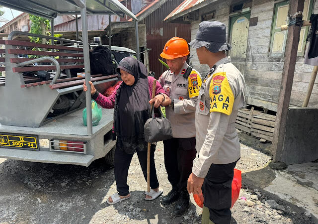 Brimob dan Polres Karo Layani Antar-Jemput Warga Pengungsi Erupsi Gunung Sinabung