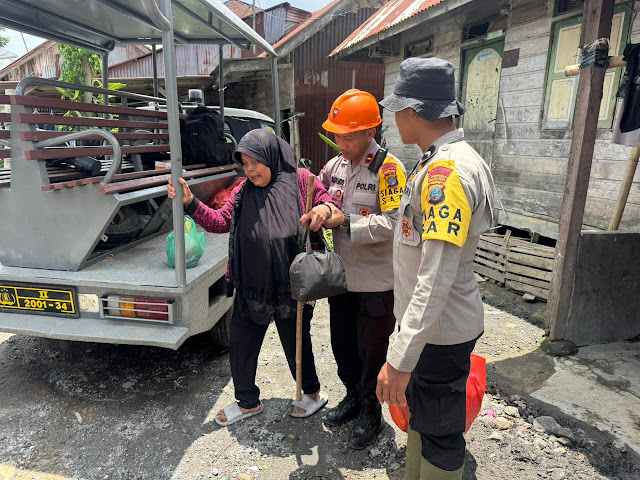 Brimob dan Polres Karo Layani Antar-Jemput Warga Pengungsi Erupsi Gunung Sinabung