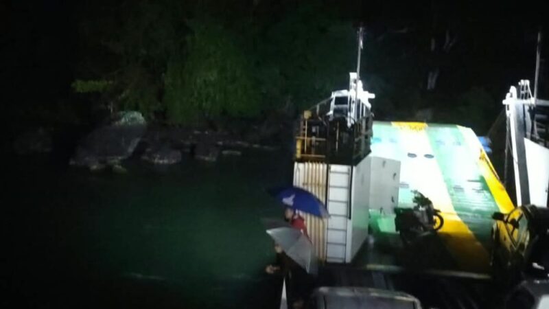 Angin Kencang, KMP Sumut II Terdampar di Danau Toba