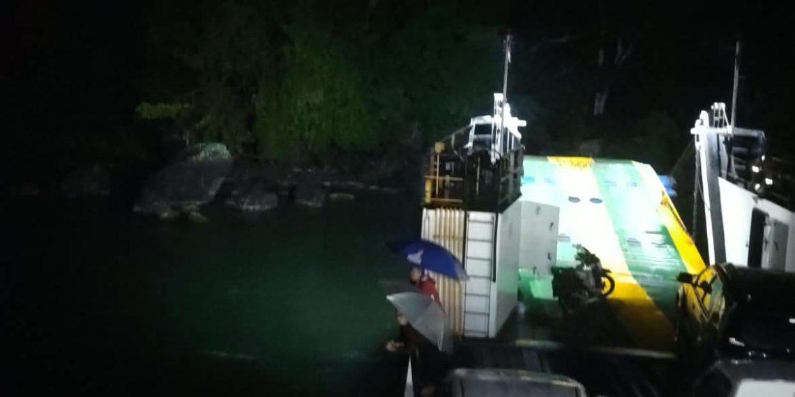 Angin Kencang, KMP Sumut II Terdampar di Danau Toba