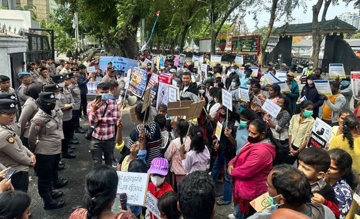Ratusan Massa Rohingya Unjuk Rasa di DPRD Sumut, Minta Kepastian Pemukiman