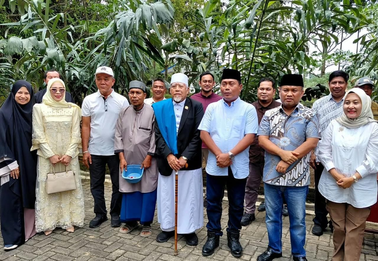 Lom Lom Suwondo Dorong Pondok Pesantren Al-Hidayah di Kutalimbaru Kembangkan Bawang Merah
