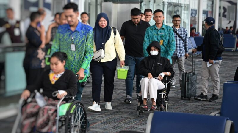 Gubernur Sumut Berangkatkan Pasien Terduga Korban MBG Karo ke RSCM Jakarta