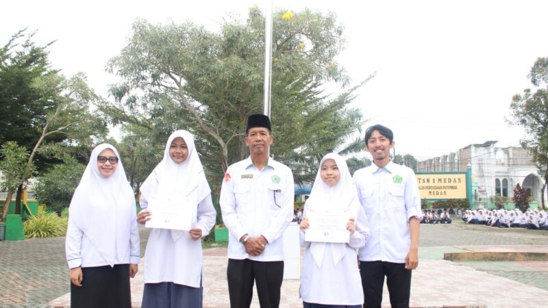 Dua Siswi MTsN 1 Medan Raih Peringkat 1 Nasional di Ajang Merdeka Essay Award 2026