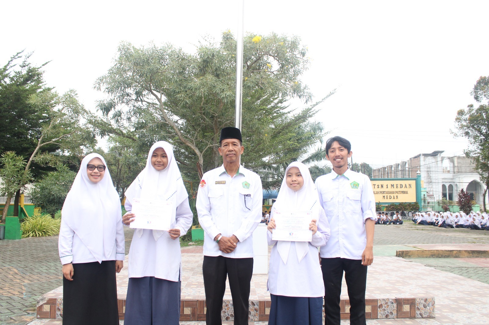 Dua Siswi MTsN 1 Medan Raih Peringkat 1 Nasional di Ajang Merdeka Essay Award 2026