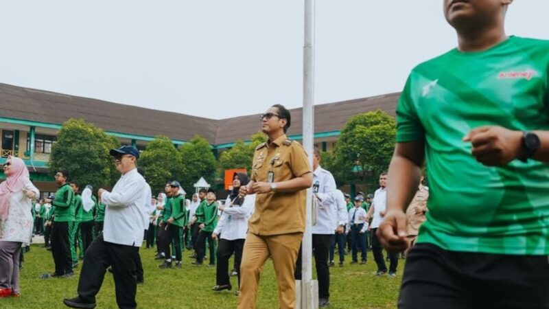 Mendikdasmen Abdul Mu’ti dan Rico Waas Senam Bersama Siswa SMPN 1 Medan