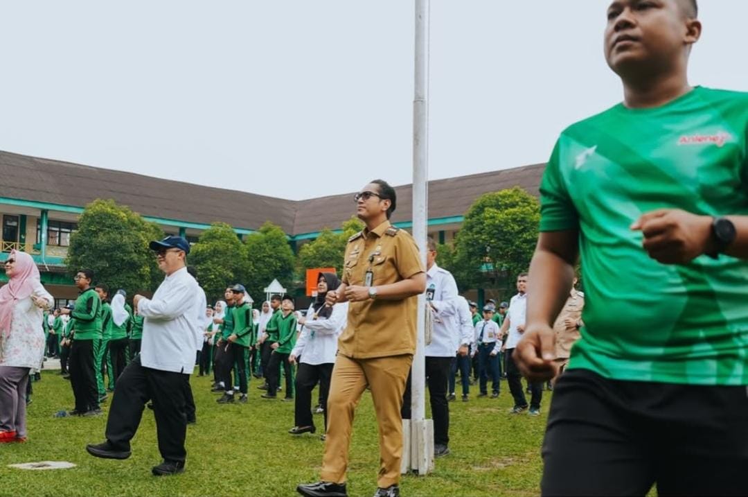 Mendikdasmen Abdul Mu’ti dan Rico Waas Senam Bersama Siswa SMPN 1 Medan