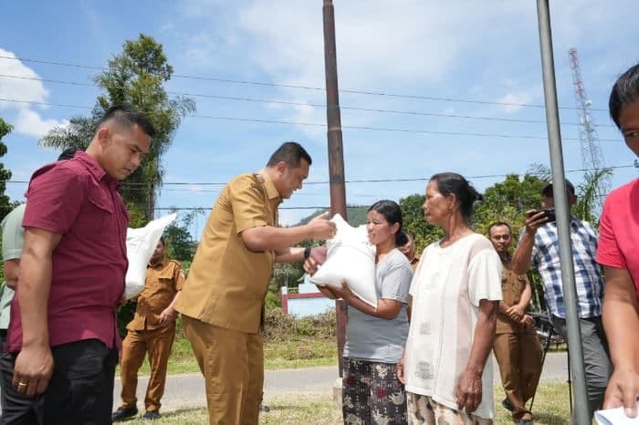 Pemkab Toba Salurkan 741 Ton Beras Bantuan Bapanas untuk 24.713 KK