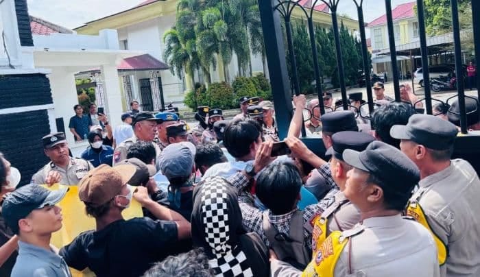 Massa GAMPERA Demo DPRD Pematangsiantar, Desak Dugaan Ijazah Palsu Anggota DPRD Diusut