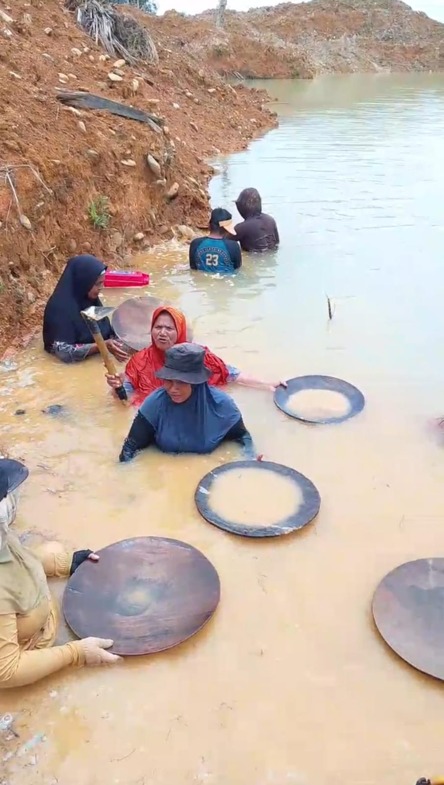 Hukum Menutup Tambang, Warga Menanti Jalan Keluar: Suara Pilu dari Pulo Padang
