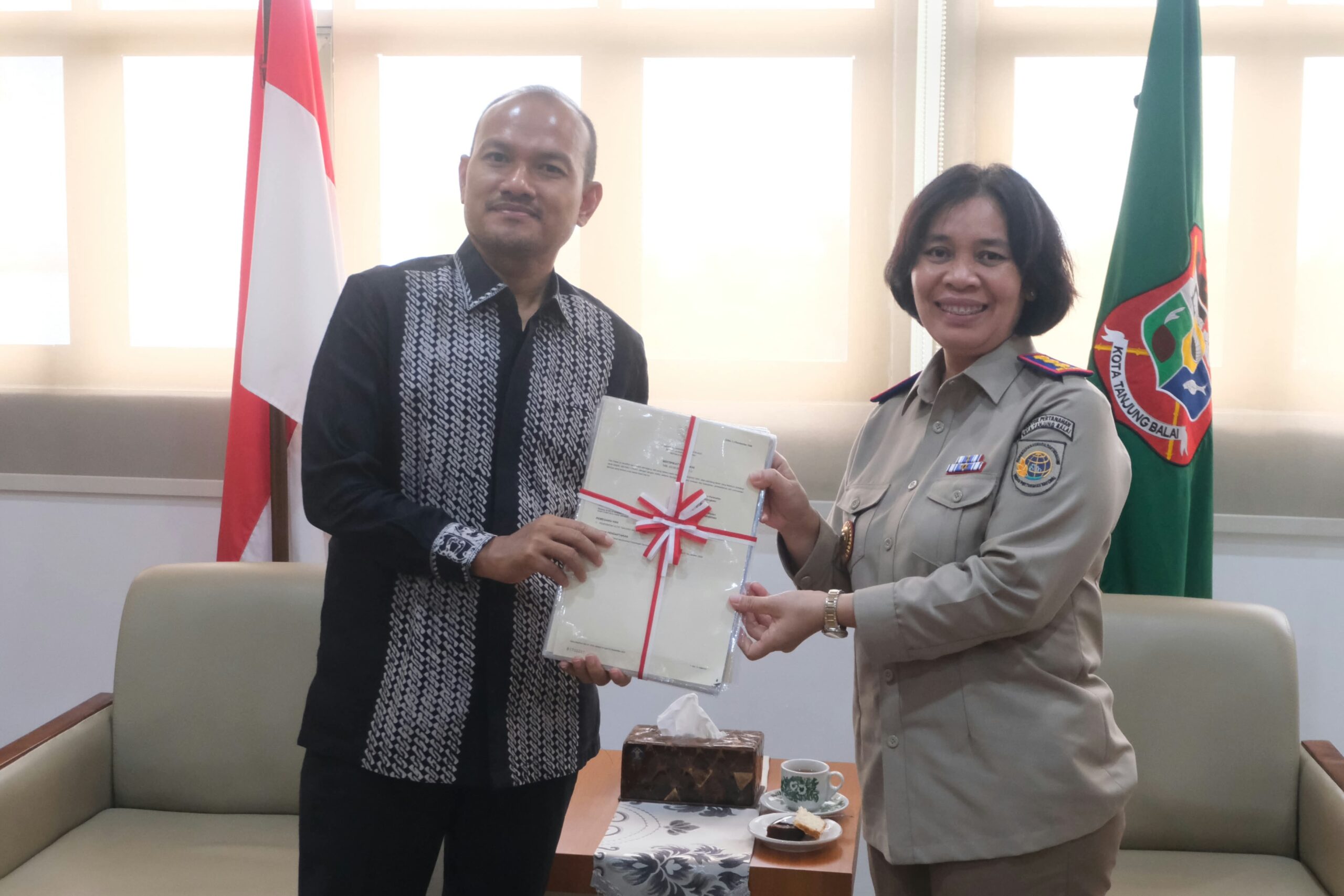 Wali Kota Mahyaruddin Salim Terima 31 Sertifikat Aset Tanah Milik Pemko Tanjungbalai dari BPN