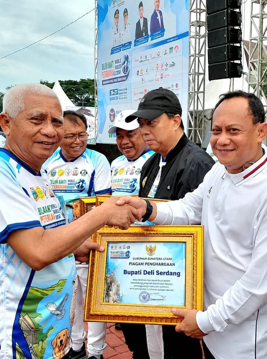 Bupati Deli Serdang Terima Piagam Penghargaan Gubernur Sumut Kategori Bidang Kesehatan Hewan dan Ketahanan Pangan Daerah