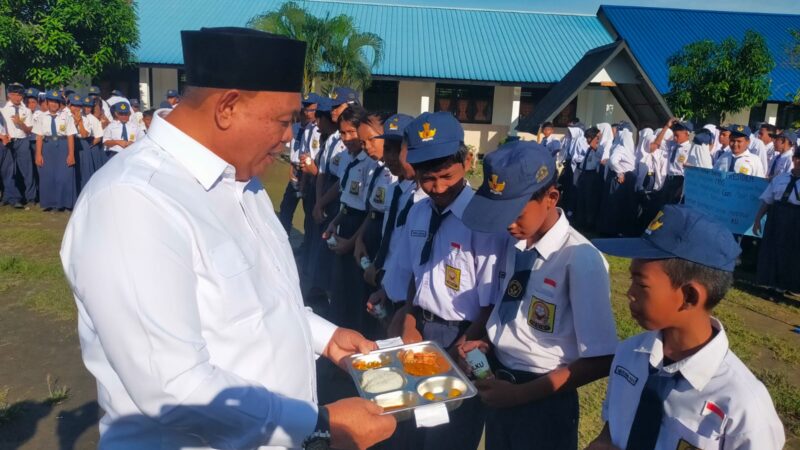 Politisi Partai Gerindra M Dahnil Ginting Bagikan Susu Dan Pantau Langsung Menu MBG Di SMP Negri 4 Desa Percut Seituan Deli Serdang