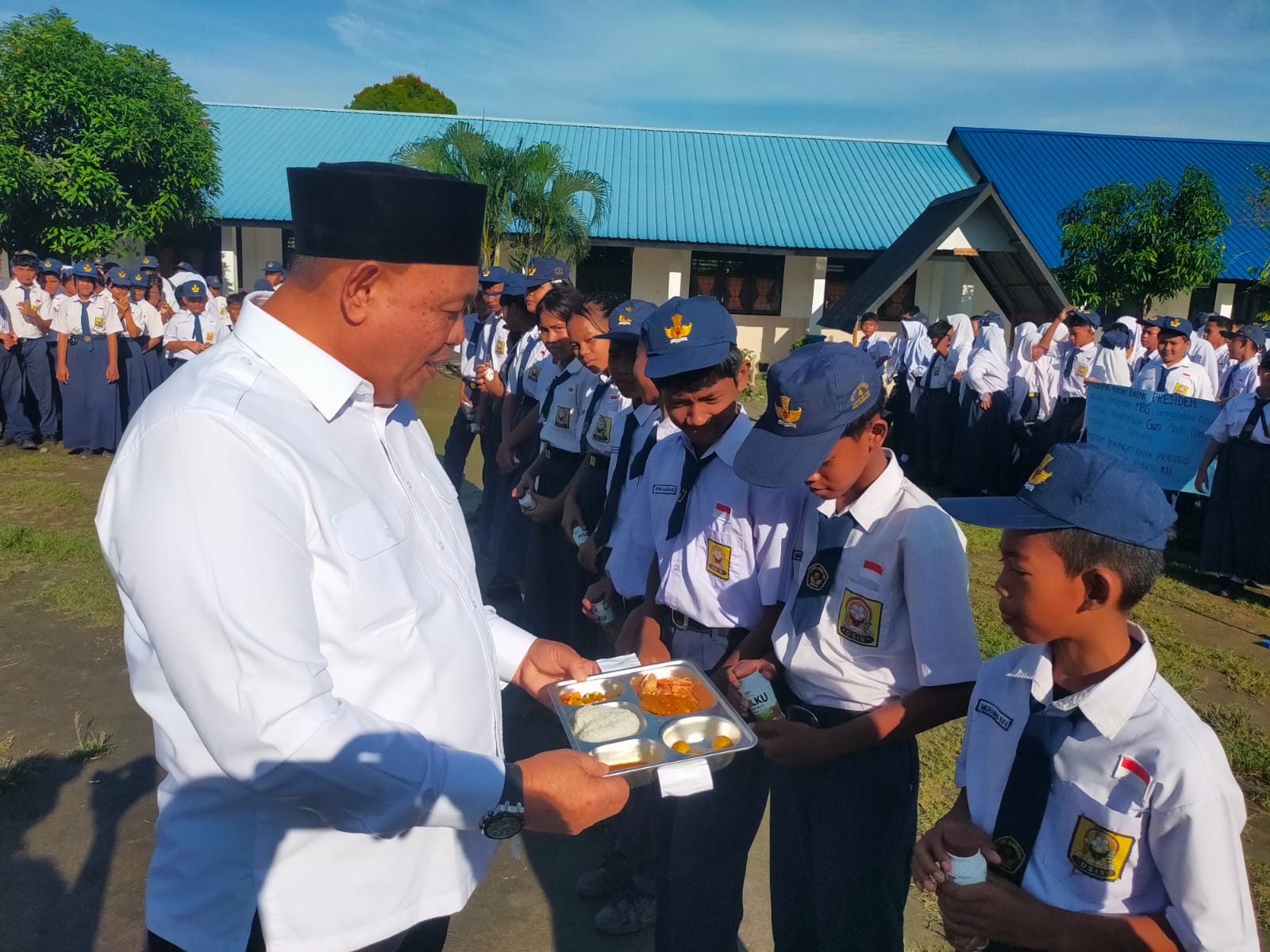 Politisi Partai Gerindra M Dahnil Ginting Bagikan Susu Dan Pantau Langsung Menu MBG Di SMP Negri 4 Desa Percut Seituan Deli Serdang