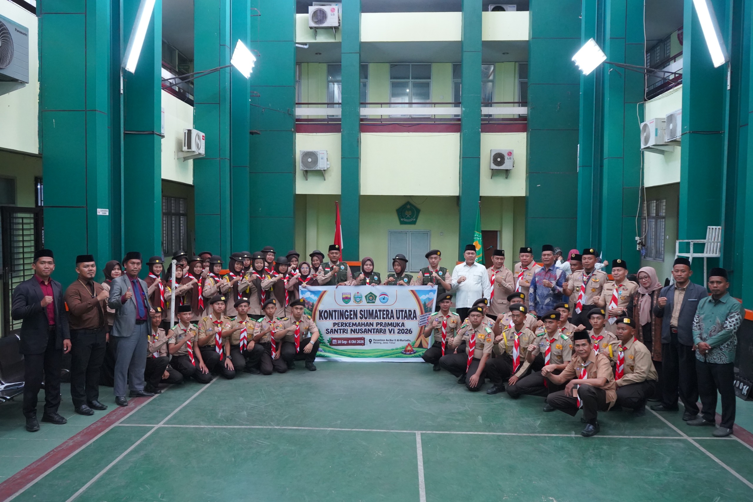 Kibarkan Bendera Cikal, Kakanwil Kemenag Sumut Lepas Kontingen PPSN Sumut Menuju Malang