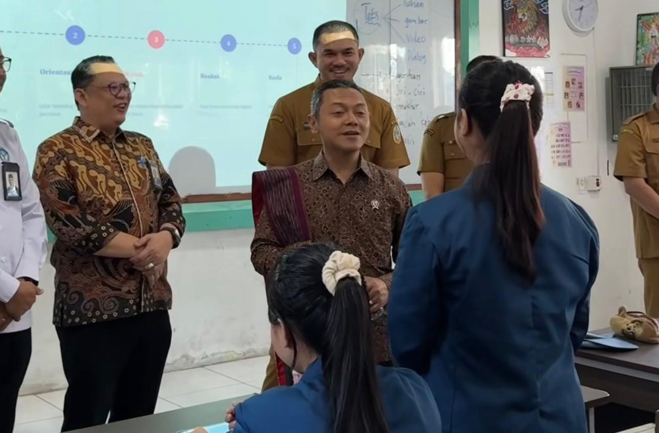 Kadisdiksu Alexander Sinulingga Dampingi Wamendikdasmen Cek PJJ di Medan, Pastikan Anak Berisiko Putus Sekolah Tetap Belajar