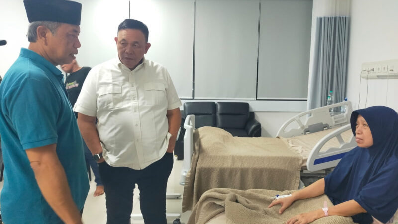 Tak Kenal Lelah Melaksanakan Kegiatan Sosial, Usai Menjalankan Tugas Di Luar Kota Muhammad Dahnil Ginting SE, Langsung Membesuk Warganya Di RSU Haji Medan.