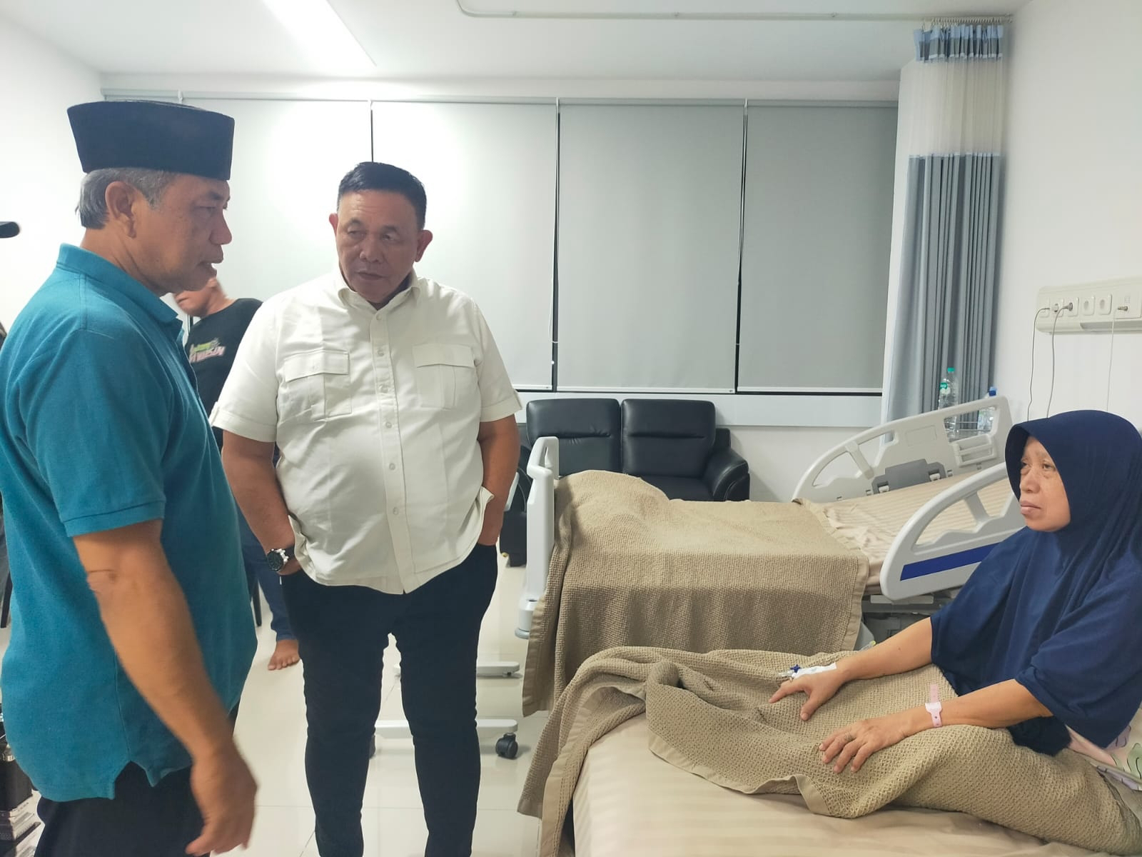Tak Kenal Lelah Melaksanakan Kegiatan Sosial, Usai Menjalankan Tugas Di Luar Kota Muhammad Dahnil Ginting SE, Langsung Membesuk Warganya Di RSU Haji Medan.