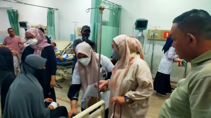 Dahnil Ginting Anggota DPRD Kabupaten DeliSerdang Merujuk Puluhan Santri Korban Keracunan Ke RS Haji Medan