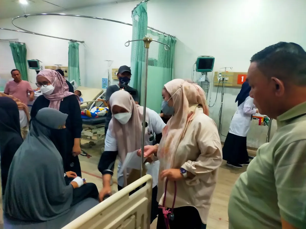 Dahnil Ginting Anggota DPRD Kabupaten DeliSerdang Merujuk Puluhan Santri Korban Keracunan Ke RS Haji Medan