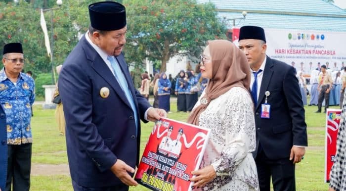 Bupati Batu Bara Serahkan 425 Paket Bantuan Bedah Rumah dan Korban Bencana