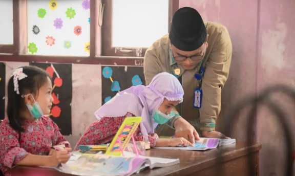 Wali Kota Padangsidimpuan Turun Langsung Bagikan Masker, Anak Sekolah Jadi Prioritas Perlindungan Kabut Asap