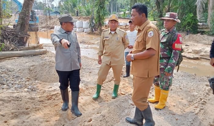 Pemkab Tapteng Bangun Tanggul Sementara Tangani Banjir Bonalumban