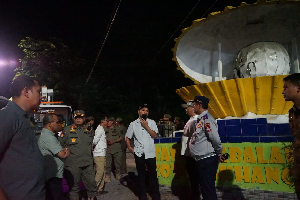 Malam Hari, Wali Kota Mahyaruddin Tinjau Sejumlah Titik LPJU, Ruas Jalan dan Sarana UMKM
