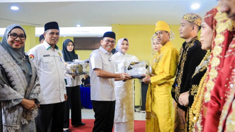 Hadiri Nikah Massal 23 Pasangan, Zakiyuddin Serahkan Buku Nikah dan Tambahan Uang Saku