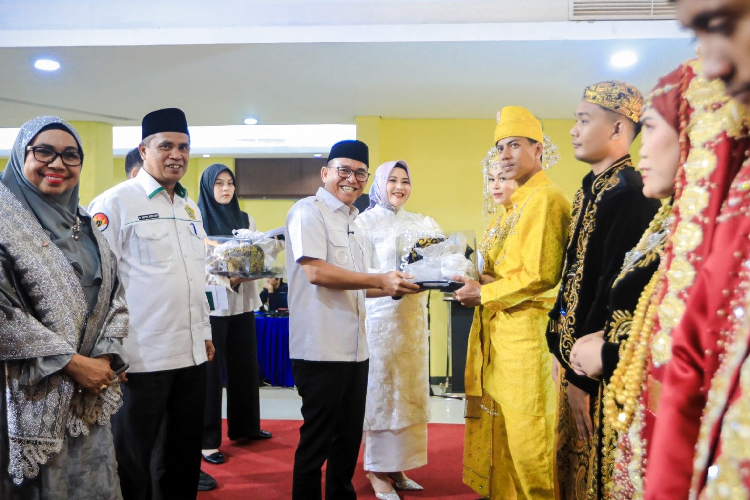 Hadiri Nikah Massal 23 Pasangan, Zakiyuddin Serahkan Buku Nikah dan Tambahan Uang Saku