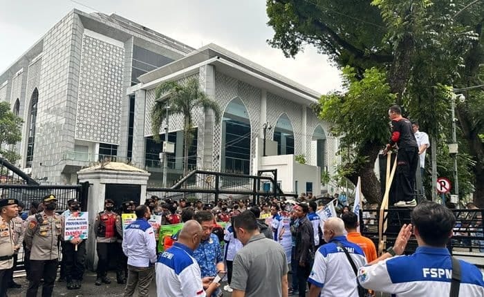 FSPMI Demo DPRD Sumut, Tuntut Kenaikan Upah 2027 hingga UU Ketenagakerjaan