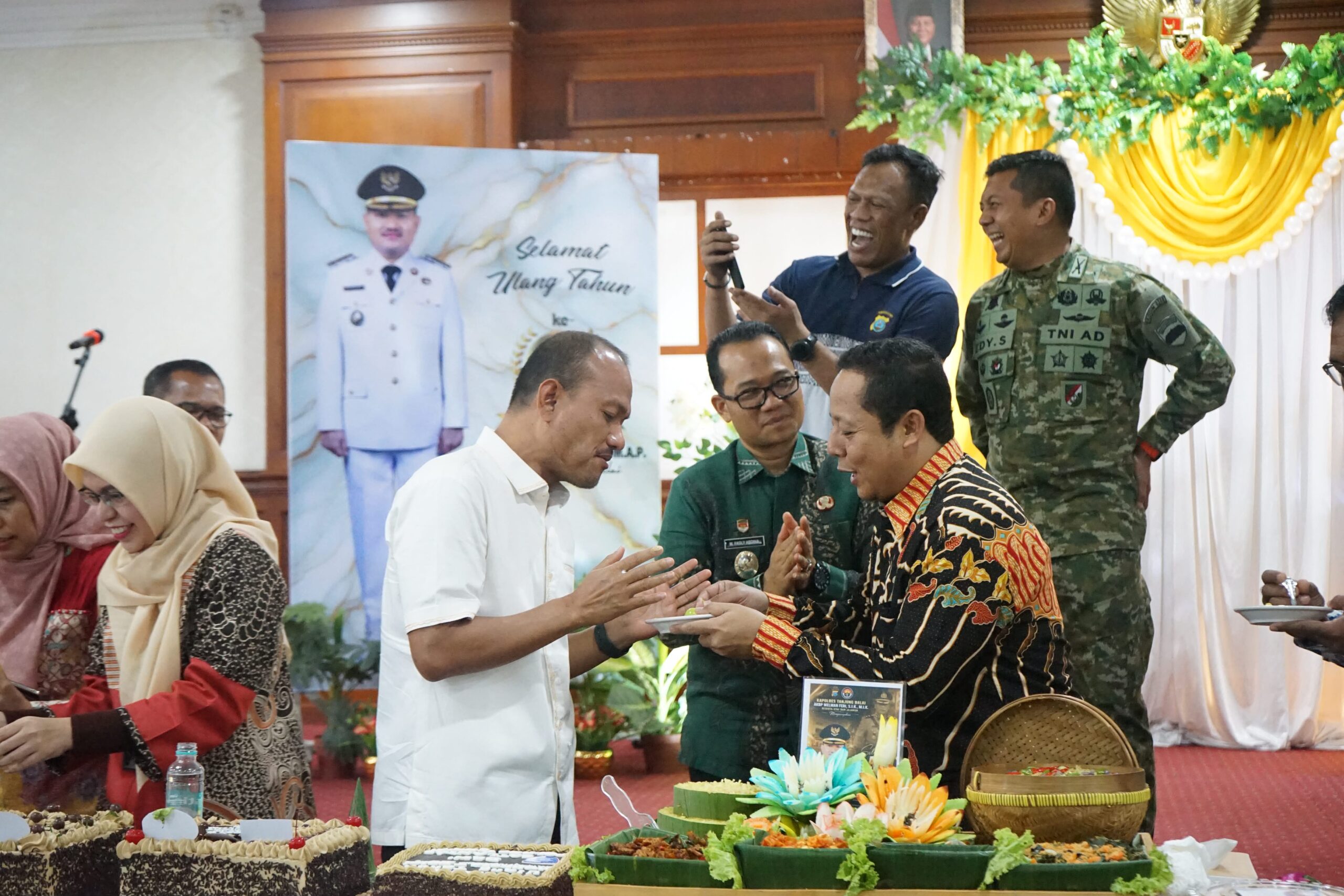 Wali Kota Tanjungbalai Mendapat Surprise HUT Ke-44 dari Forkopimda dan Perangkat Daerah