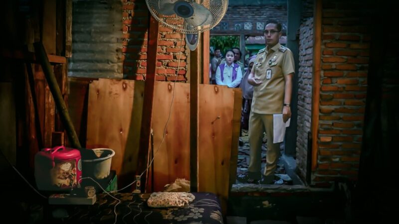Rico Waas Pantau 111 Rumah Tidak Layak Huni yang Sedang Direhabilitasi