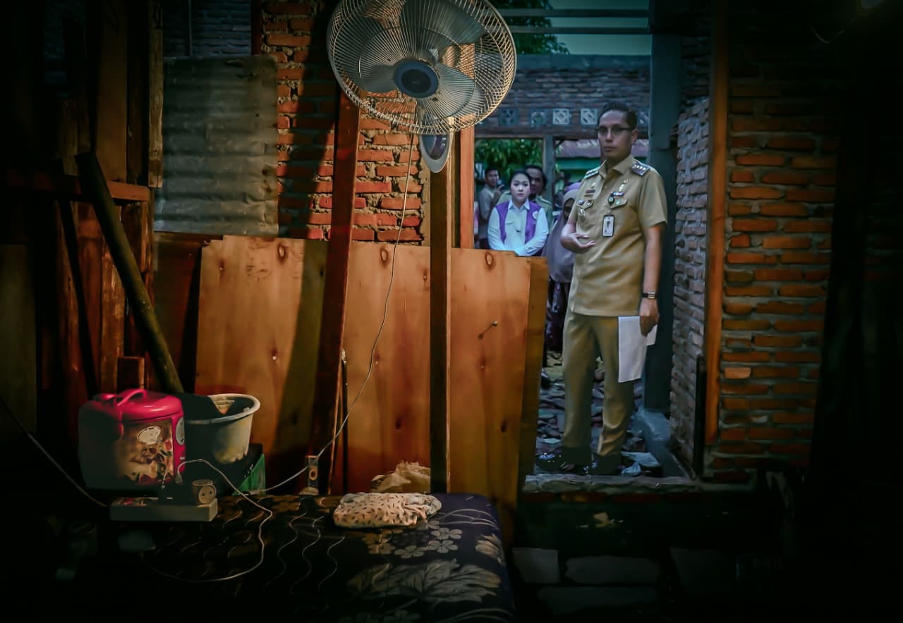 Rico Waas Pantau 111 Rumah Tidak Layak Huni yang Sedang Direhabilitasi