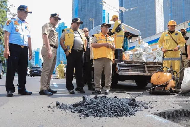 Dinas PUTR Binjai Kebut Pengaspalan Jalan Sumatera yang Rusak