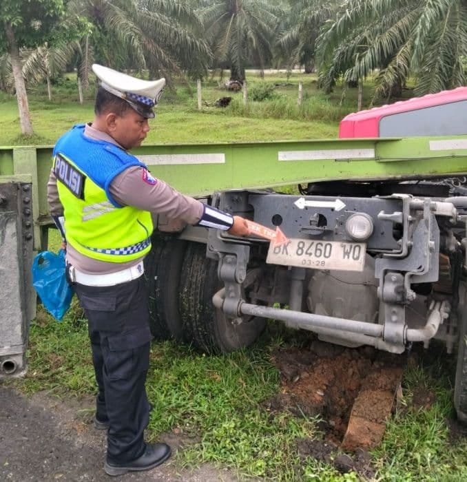 Truk Muatan Kecelakaan Tunggal di Tol JMKT Sergai
