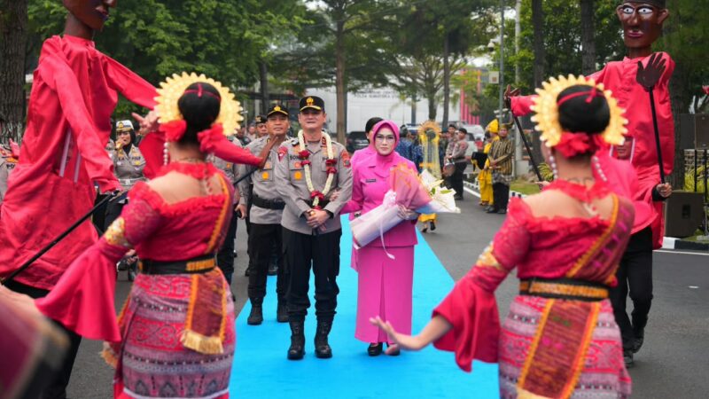 Resmi Pimpin Polda Sumut, Irjen Pol. Sonny Irawan Disambut Ulos dan Tarian Tradisional