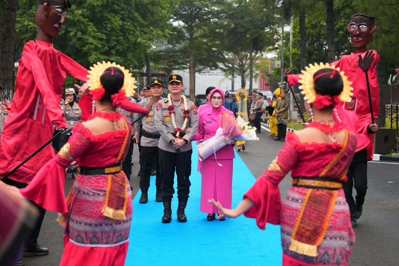 Resmi Pimpin Polda Sumut, Irjen Pol. Sonny Irawan Disambut Ulos dan Tarian Tradisional
